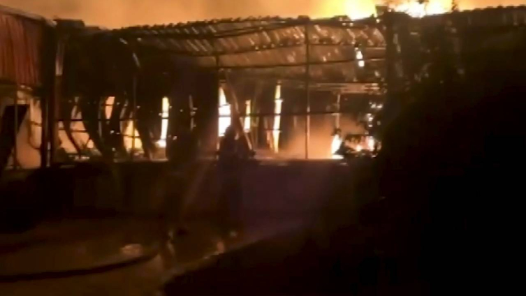 Mersin'de plastik kasa deposunda yangın